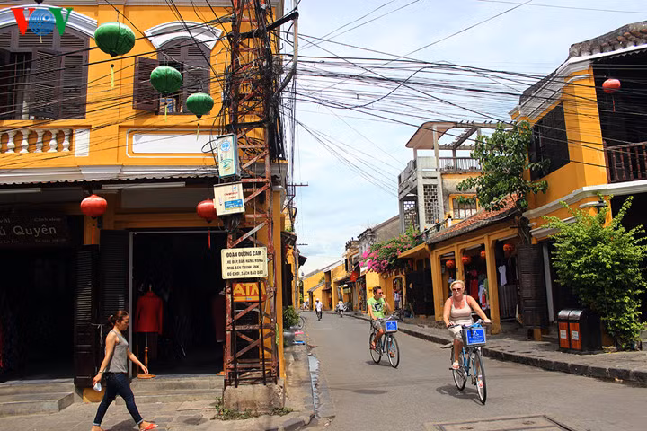  Không ồn ào và nhiều xe cộ qua lại như 36 phố phường Hà Nội, phố cổ Hội An là phố dành cho xe không động cơ và người đi bộ. Dù rất đông khách du lịch tới thăm nhưng Hội An vẫn bình yên một cách lạ thường.