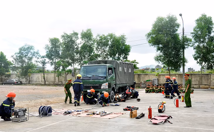 Cảnh sát PCCC tỉnh diễn tập phương án chữa cháy phương tiện giao thông đường bộ và cứu người bị nạn kẹt trong phương tiện.