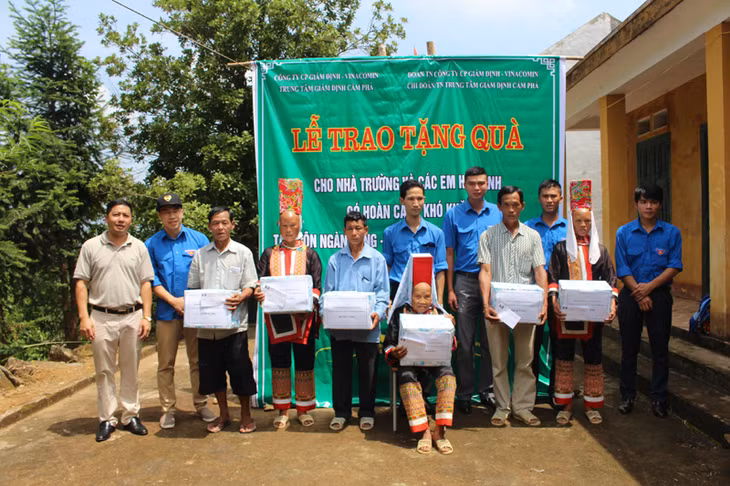 Đại diện Đoàn TN Công ty tặng quà cho các hộ dân có hoàn cảnh khó khăn ở thôn Ngàn Vàng Trên, xã Đồng Tâm, huyện Bình Liêu