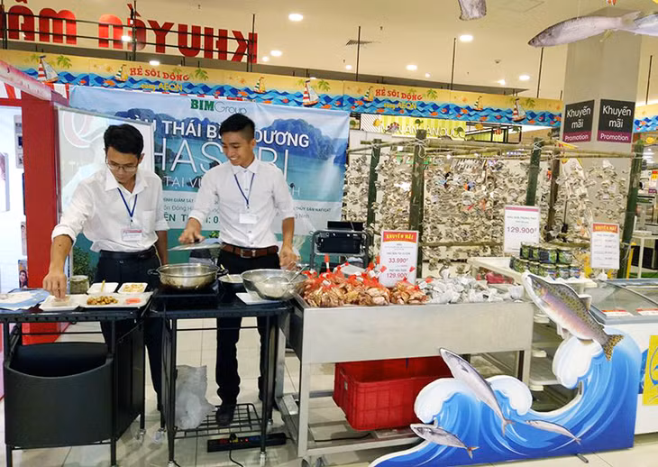 Sản phẩm hàu sữa hiện có mặt tại các hội chợ, siêu thị lớn trong tỉnh, trong nước. (ảnh do Công ty TNHH Đầu tư phát triển sản xuất Hạ Long cung cấp)
