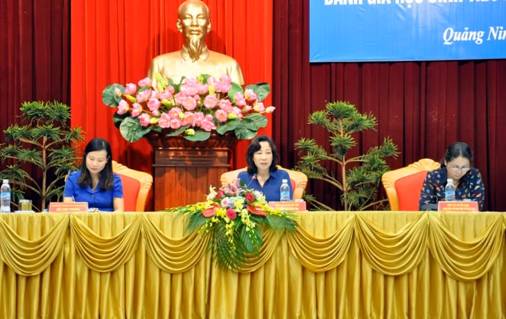 Đồng chí Vũ Thị Thu Thủy, Phó Chủ tịch UBND tỉnh cùng lãnh đạo Sở GD&ĐT tỉnh điều hành hội nghị.
