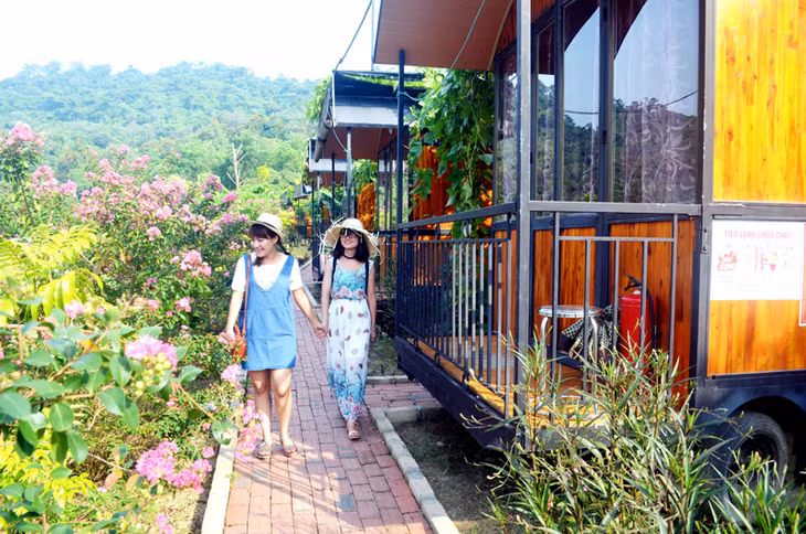 Bungalow của chị Vũ Thị Chuyên, thôn Nam, xã Đồng Tiến, huyện Cô Tô được coi là mô hình đầu tư quy mô nhất.