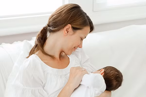Bé sơ sinh cần được cho bú bằng sữa mẹ 