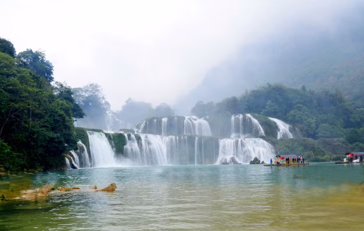Thác Bản Giốc như dải lụa trắng mềm mại vắt ngang chân trời…
