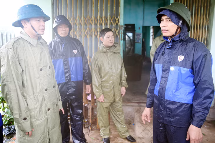 Đồng chí Vũ Văn Diện, Phó Chủ tịch UBND tỉnh cùng lãnh đạo xã Tiên Lãng, huyện Tiên Yên vận động nhân dân di chuyển đến nơi tránh trú an toàn.