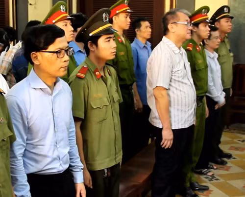 Các bị cáo nói lời sau cùng. Ảnh: H. Đ.