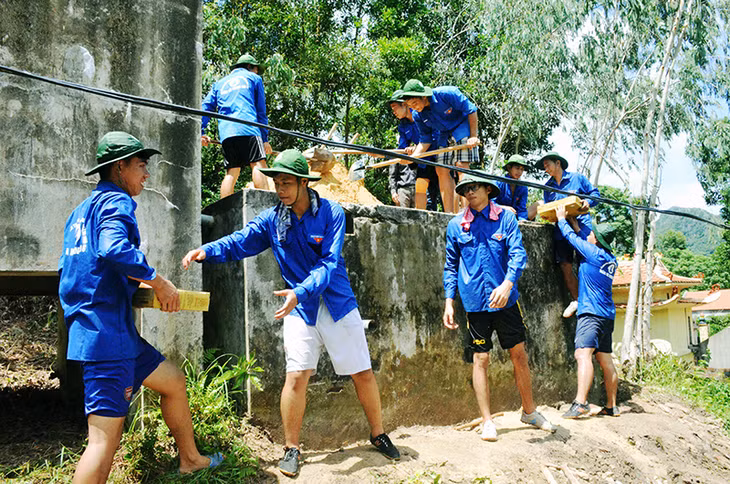 ĐVTN tình nguyện giúp người dân thôn Nà Sắn, xã Bản Sen (Vân Đồn) xây dựng đường ống dẫn nước sạch phục vụ sinh hoạt.