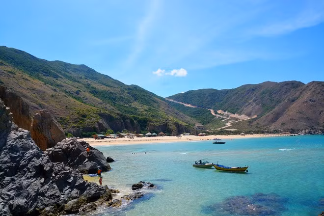 Nơi đây như được thiên nhiên ưu ái ban tặng khung cảnh hữu tình với dải cát cong cong như vầng trăng khuyết, cùng những mỏm đá nhấp nhô và màu nước biển xanh trong thấy cả đáy.