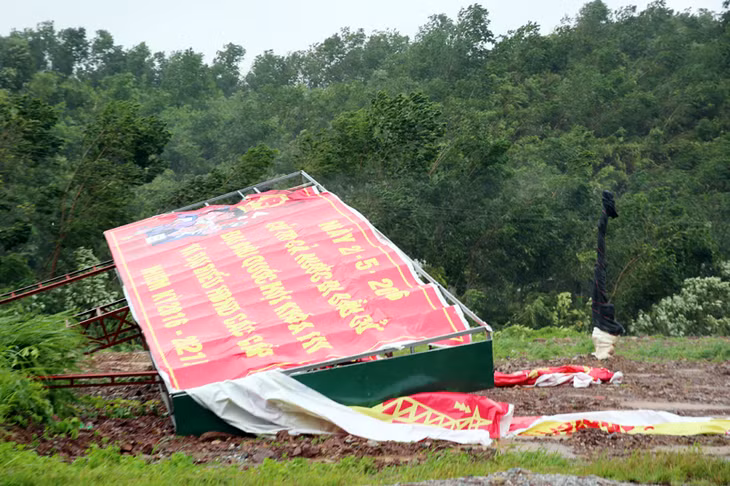 Gió lớn khiến một số biển quảng cáo đổ gẫy