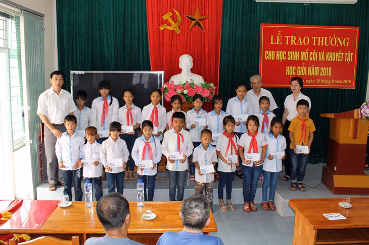 Hội bảo trợ người tàn tật và trẻ em mồ côi tỉnh Quảng Ninh và các đơn vị trao phần thưởng cho các em học sinh.
