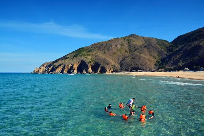 Nếu còn dư thời gian trong hành trình, bạn có thể tham quan thêm Hòn Sẹo, Hòn Cân và Đảo Yến kế bên Kỳ Co. Lựa chọn chuyến đi 2 ngày một đêm để tận hưởng thêm khoảnh khắc hoàng hôn và bình minh trên biển sẽ giúp bạn có thêm trải nghiệm.