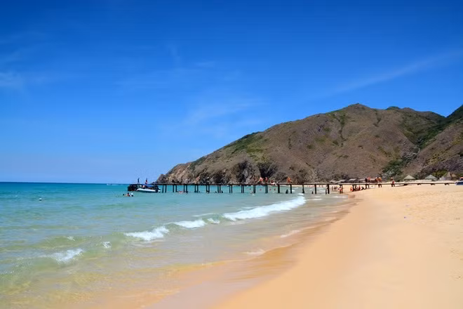 Sau khi cano cập cầu cảng gỗ, bạn sẽ bước đến Kỳ Co hoang sơ và hấp dẫn. Không quá nhiều dịch vụ du lịch nên bạn sẽ thực sự được hòa mình với biển trời mây nước.