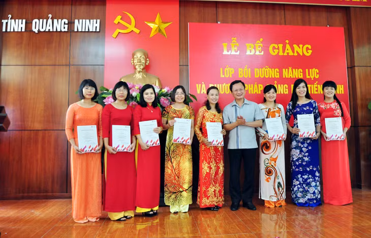 Đồng chí Cao Tường Huy, Trưởng Ban Tuyên giáo Tỉnh uỷ trao chứng nhận cho các học viên.