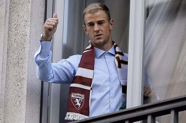  Joe Hart xuất hiện cùng chiếc khăn có huy hiệu Torino. Ảnh: Internet.