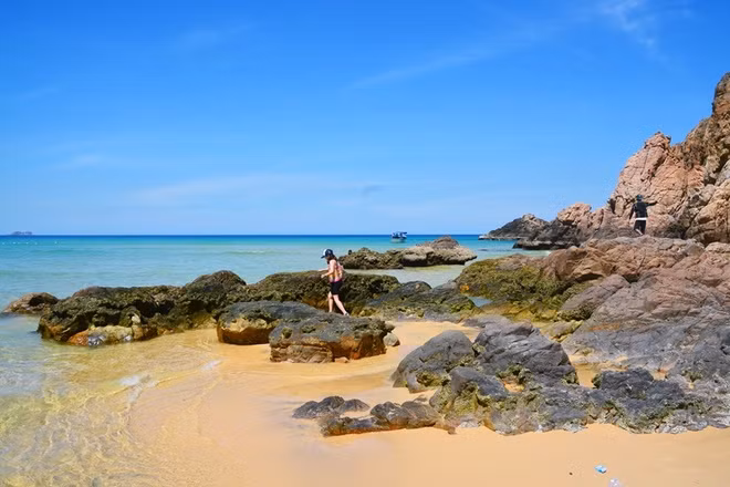 Khi thủy triều xuống, các mỏm đá lớn nhô lên rõ hơn, tạo nên bức tranh thiên nhiên đẹp mắt, xa xa là đường chân trời xanh ngắt.