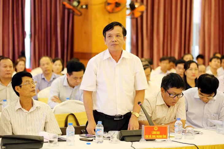 Các đồng chí Vũ Văn Khánh, Giám đốc Sở GTVT; Mạc Thành Luân, Chủ tịch UBND huyện Vân Đồn trả lời kiến nghị của doanh nghiệp.