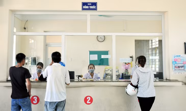 Bệnh nhân đến uống thuốc tại Cơ sở điều trị methadone Hạ Long. Ảnh: Hoàng Quý