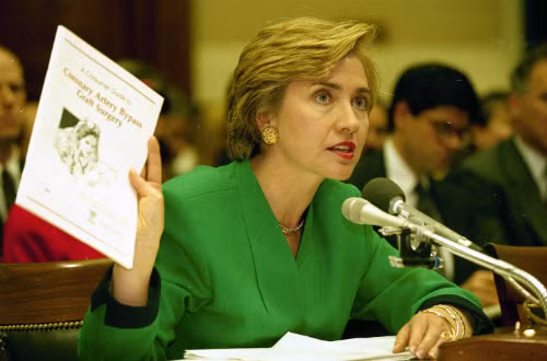 Hillary Clinton trong phiên điều trần trước quốc hội Mỹ tháng 9/1993. Ảnh: Reuters