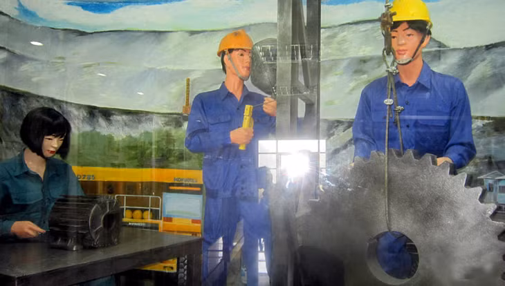 Du khách có thể hình dung công việc của công nhân mỏ qua nhiều hình ảnh sinh động, mô hình như thật...