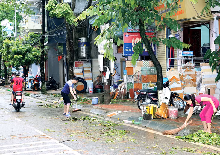 Người dân khu 2, thị trấn Ba Chẽ dọn dẹp đường phố.