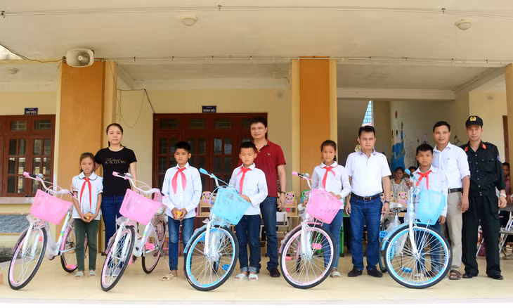 Tặng xe đạp cho các em học sinh nghèo xa trường.