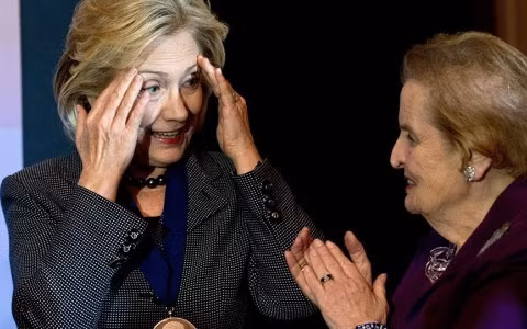Hình ảnh khiến nhiều người hoài nghi về sức khỏe tâm thần của bà Hillary Clinton. Ảnh: AP