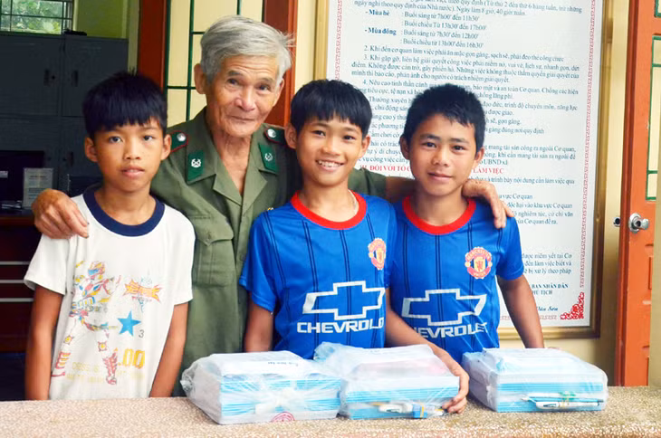 Cựu chiến binh biên phòng tặng quà cho học sinh khó khăn ở xã Hải Sơn (TP Móng Cái).