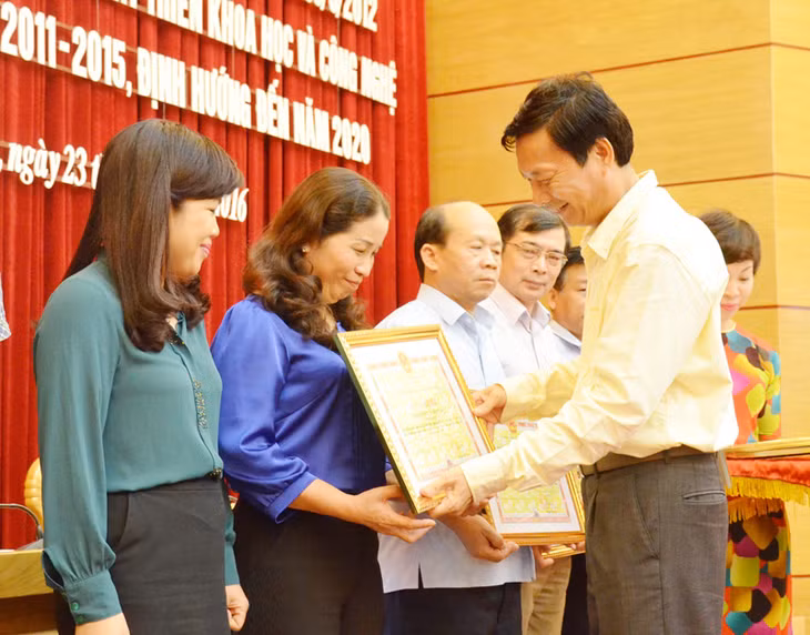 Các tập thể, cá nhân có thành tích xuất sắc trong thực hiện Nghị quyết 04-NQ/TU giai đoạn 2011-2015 được nhận bằng khen của UBND tỉnh.