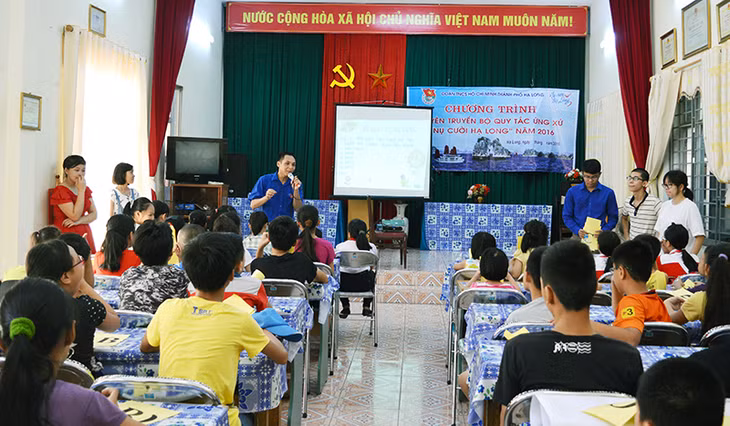 Thành Đoàn Hạ Long tuyên truyền về Bộ Quy tắc ứng xử “Nụ cười Hạ Long” cho thanh, thiếu nhi phường Bạch Đằng (TP Hạ Long).