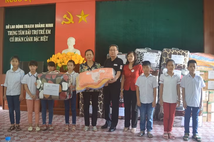 Đoàn cán bộ, tình nguyện viên, và thanh thiếu niên Hội Chữ thập đỏ tỉnh Kyusyu (Nhật Bản) gồm 29 thành viên đã đến thăm, tặng quà Trung tâm Bảo trợ trẻ em có hoàn cảnh đặc biệt tỉnh. 