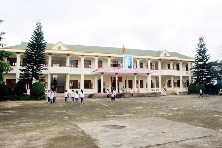 Đón năm học mới 2016-2017, Trường THCS Dực Yên đã được sơn lại khang trang.