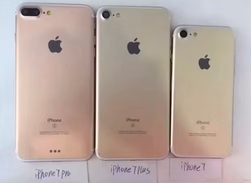 Mẫu thử iPhone 7 Pro với camera kép được đặt cạnh iPhone 7 Plus và iPhone 7.