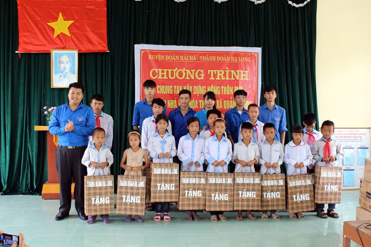Thành Đoàn Hạ Long trao tặng 20 suất quà