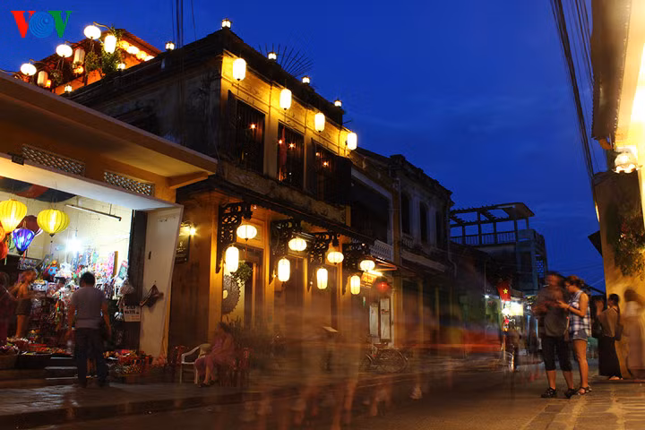  Vào chập tối, khi mặt trời vừa tắt nắng, những ngôi nhà cổ ở Hội An bắt đầu lên đèn.