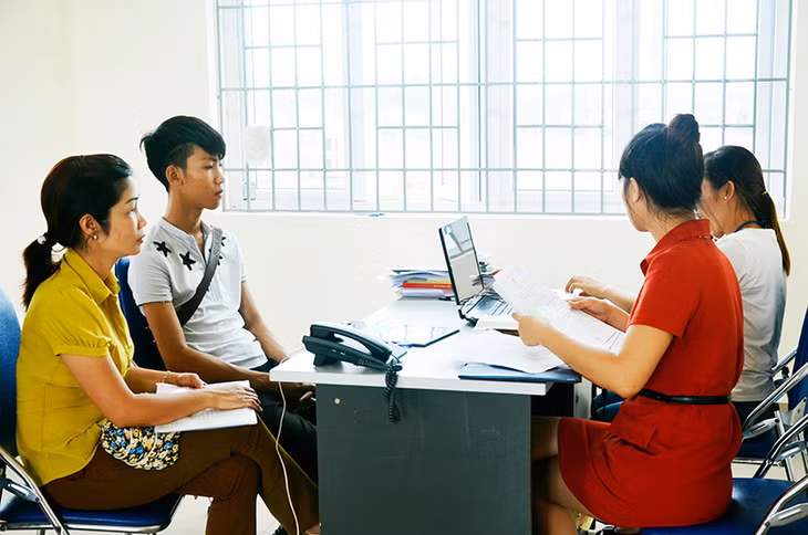 Học sinh và phụ huynh đến nộp hồ sơ tuyển sinh tại Trường Cao đẳng nghề Việt - Hàn Quảng Ninh.