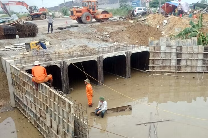 Cánh cống cuối cùng của công trình sẽ xong trong ngày 31-8