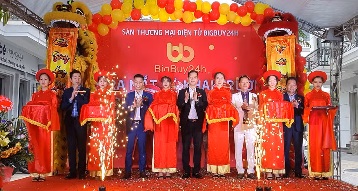 Các đại biểu cắt băng khai trương Văn phòng đại diện Bigbuy24h tại Hạ Long
