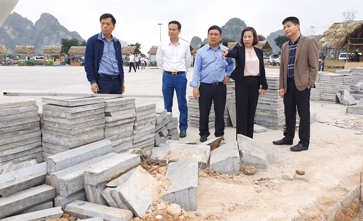 Đồng chí Vũ Thị Thu Thủy, Phó Chủ tịch UBND tỉnh chỉ đạo đơn vị thi công hoàn thành các hạng mục xong trong đêm 25/12