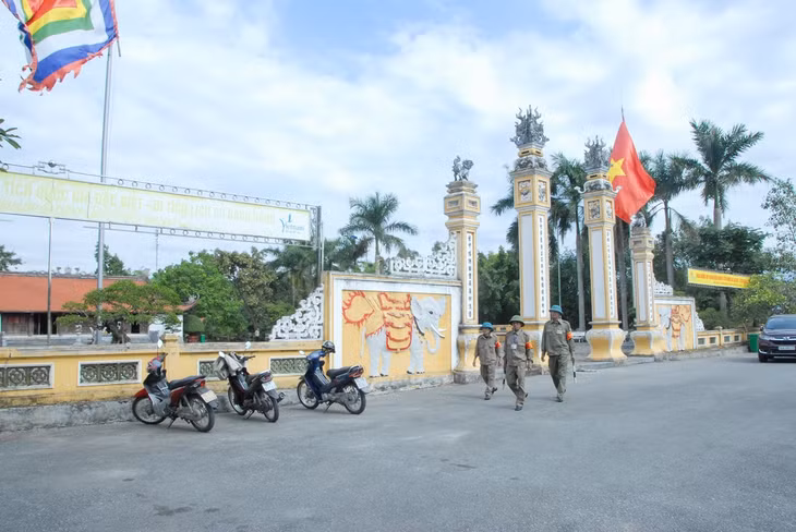 Đội tự quản ANTT-ATGT phường Yên Giang (TX Quảng Yên) tổ chức tuần tra định kỳ tại khu vực đền Trần Hưng Đạo