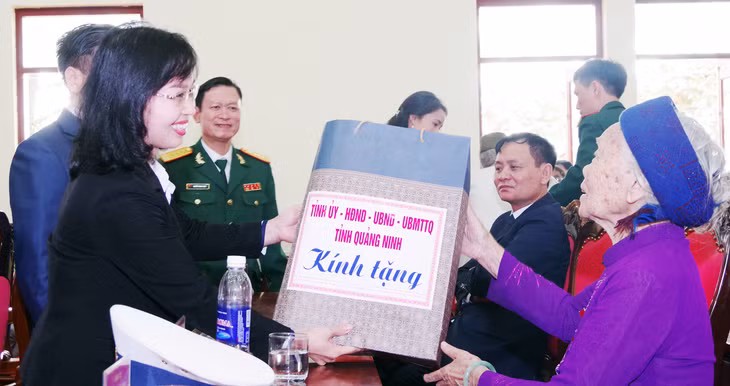 Lãnh đạo tỉnh tặng quà các cán bộ quân đội nghỉ hưu tiêu biểu.