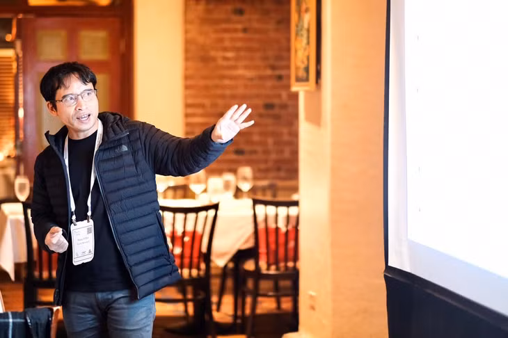 Tiến sĩ Bùi Hải Hưng – Viện trưởng Viện Nghiên cứu Trí Tuệ VinAI Research chia sẻ tại NeurIPS 2019.