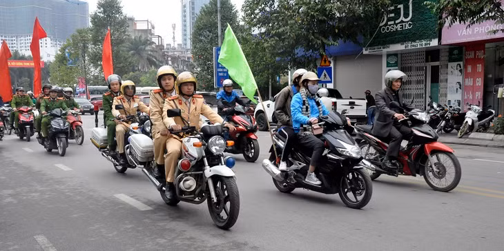 Các lực lượng ra quân thực hiện đợt cao điểm tấn công trấn áp tội phạm đảm bảo ANTT Tết Nguyên đán Canh Tý 2020. Ảnh: Tuấn Hương (CTV).