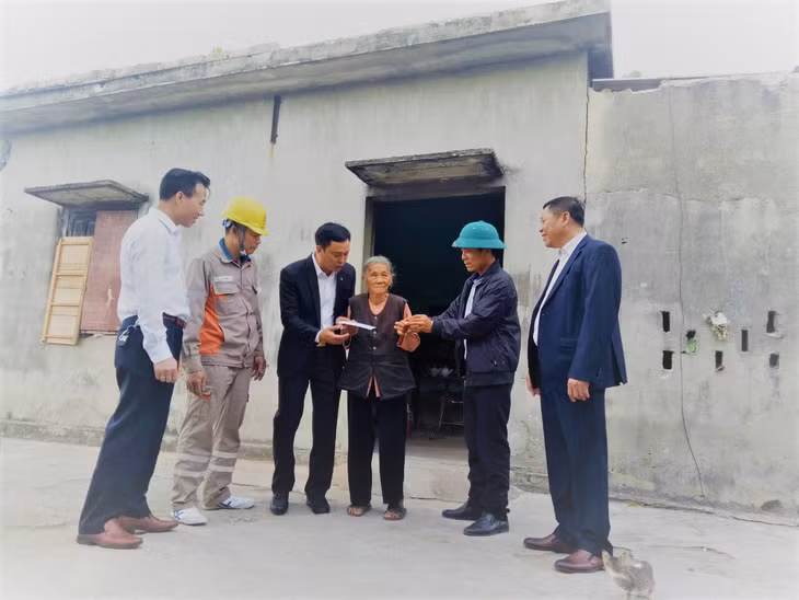 Điện lực Quảng Ninh thăm hỏi và tặng quà hộ nghèo trong Tháng Tri ân khách hàng 2019