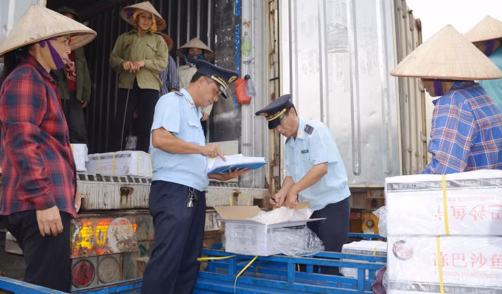 Chi cục Hải quan Hoành Mô kiểm tra hàng hóa trước khi thông quan.