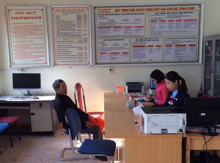 Người dân đến làm việc tại Bộ phận 