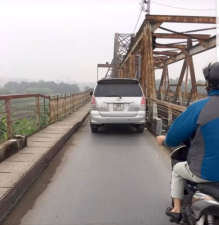 Xe ô tô BKS 98A - 091.47 ngang nhiên di chuyển trên cầu Long Biên khiến người tham gia giao thông vô cùng bức xúc. Ảnh: FB Anh Phan