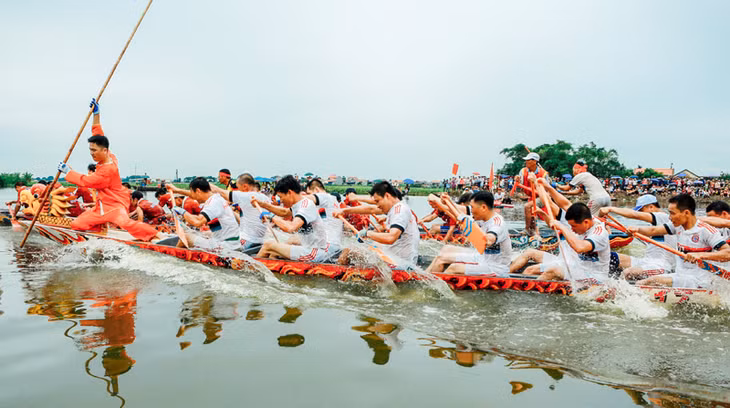  Bơi chải trong Lễ hội Xuống đồng ở Hà Nam, Quảng Yên.