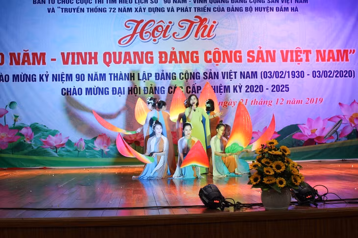 Các tiết mục văn nghệ chào hỏi đều được các đội thi đầu tư kỹ về trang phục, đạo cụ, luyện tập công phu.