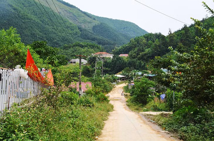 Đường vào Khe Vang, một trong những thôn khó khăn nhất của xã Đồn Đạc nay đã được bê tông hóa, sạch đẹp.