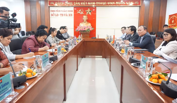 Quang cảnh buổi làm việc.
